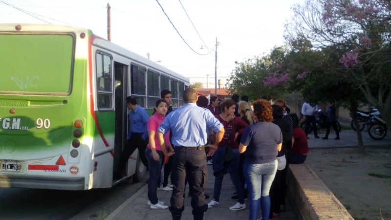 Un colectivero retuvo a más de 30 pasajeros porque se le perdió un celular