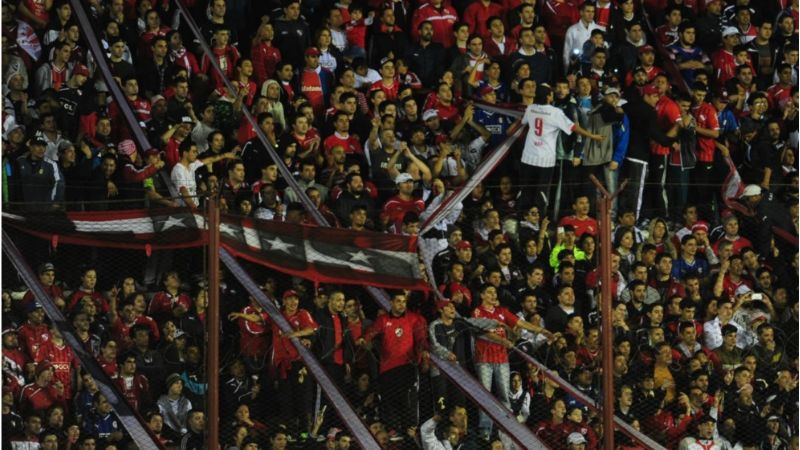 Lanús-Independiente y Huracán-Vélez, con hinchas visitantes