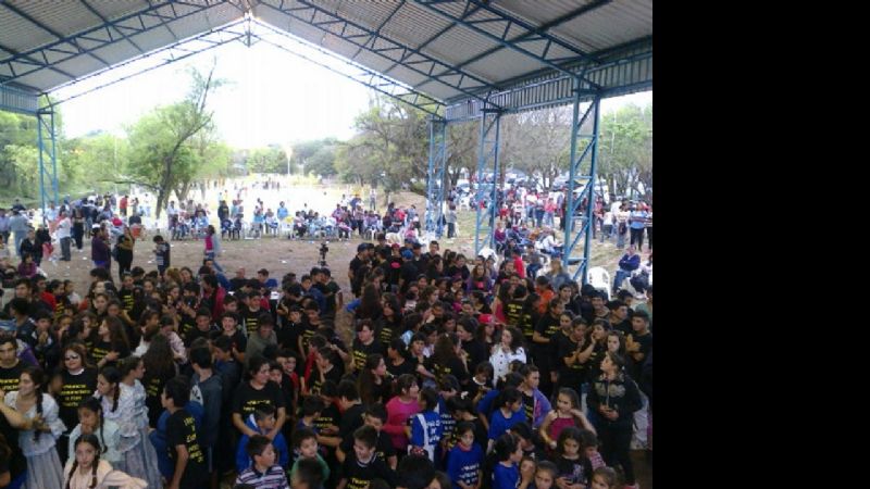 Multitudinario festejo del estudiante en Guayamba