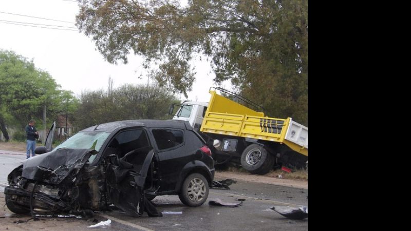 Grave choque entre un camión y un auto en FME