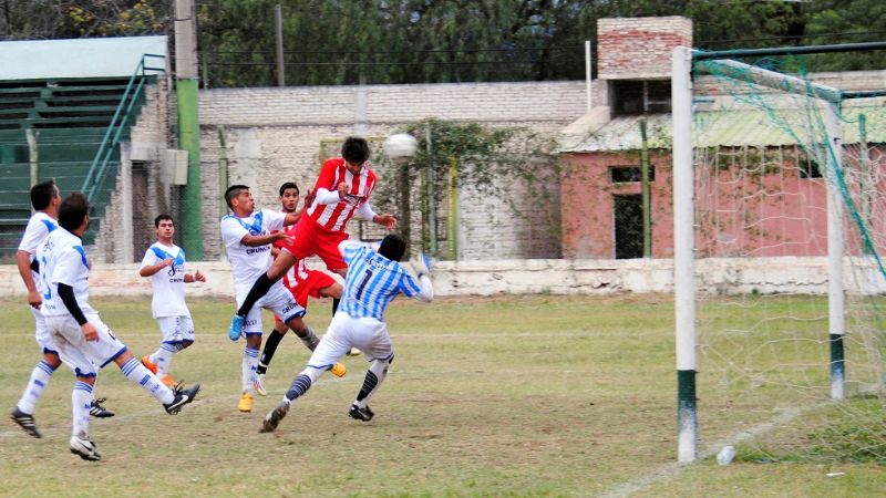 Estudiantes venció a Vélez y acaricia el título en el Anual capitalino