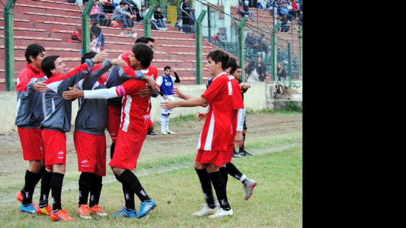 Estudiantes venció a Vélez y acaricia el título en el Anual capitalino