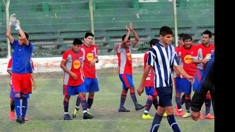 “Tesho” goleó 5-1 a Sarmiento y dejó la definición para la última fecha