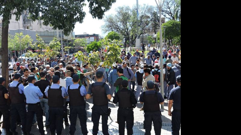Protesta de empleados de Obras Públicas genera caos vehicular en pleno centro
