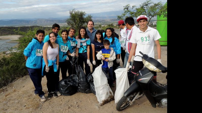 Mera encabezó una jornada solidaria en El Jumeal