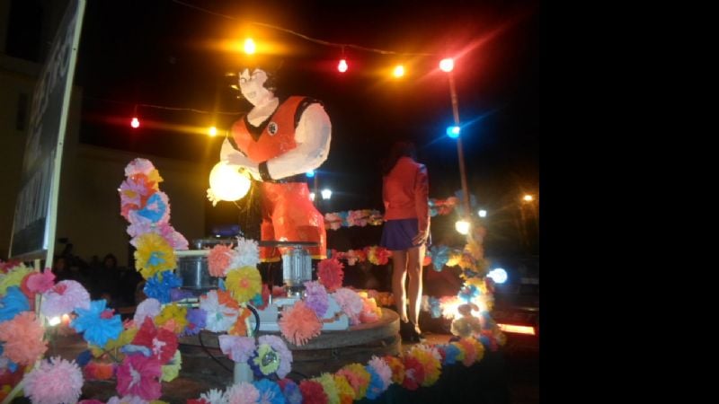 Un gran marco de público acompañó el desfile de carrozas en San José