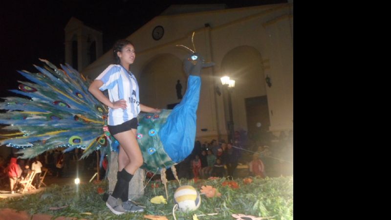 Un gran marco de público acompañó el desfile de carrozas en San José
