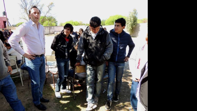 Mera junto a las Brigadas Verdes en la secundaria de Huillapima