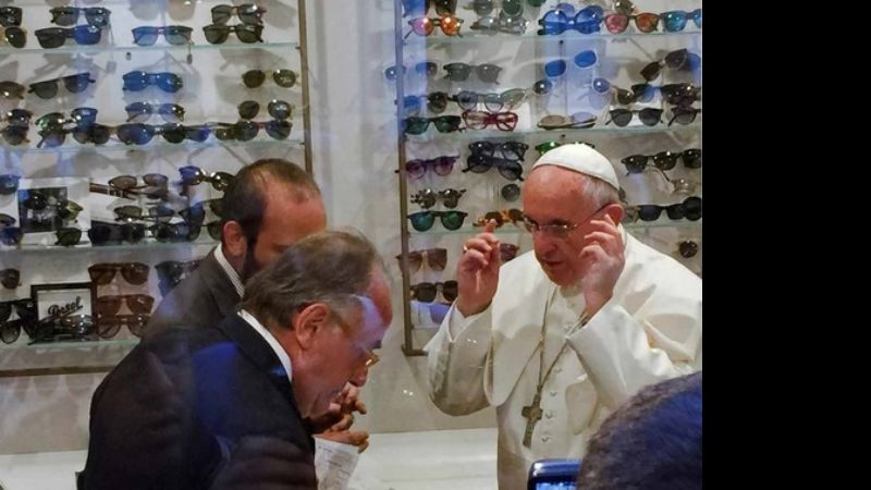 Francisco salió a comprar lentes a una óptica y revolucionó Roma