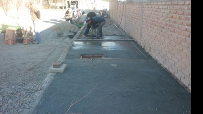 Municipio y vecinos completaron mejoramiento de veredas en un barrio