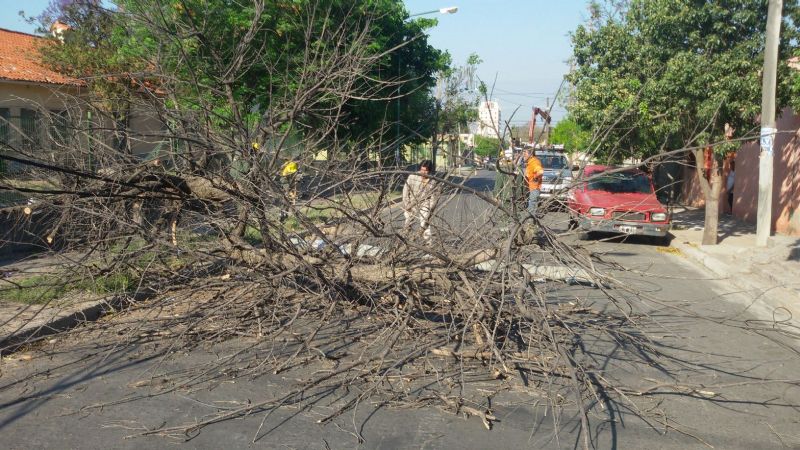 Ráfagas de 70 km/h en una jornada para el olvido
