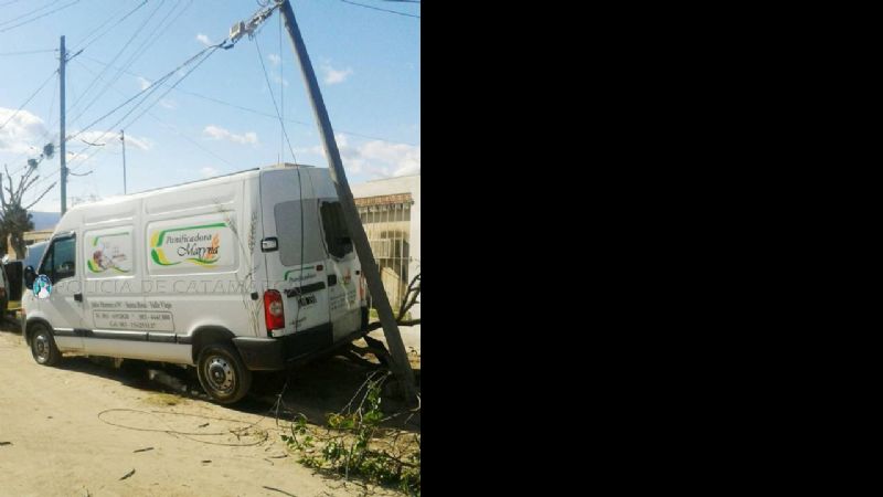 Se bajó, dejó la combi en marcha, y se la robaron