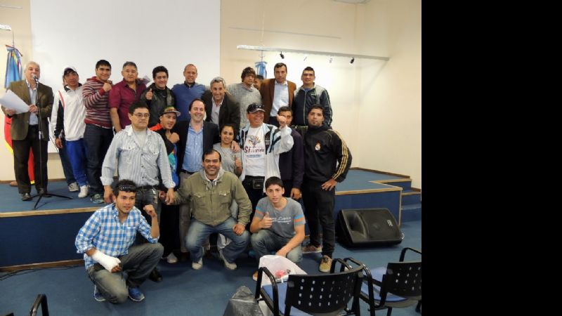 Mera entregó elementos deportivos  a gimnasios de boxeo