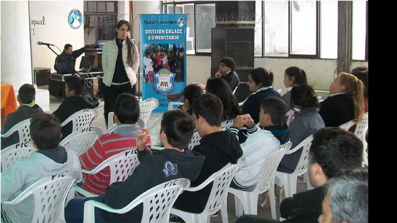 Efectivos de la División Enlace Comunitario a dictó charlas en El Alto