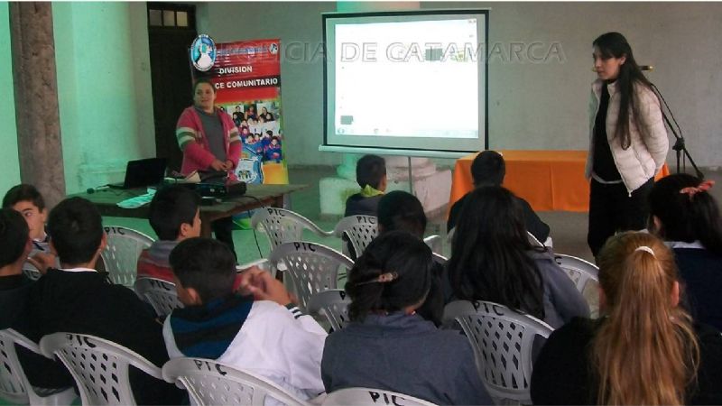 Efectivos de la División Enlace Comunitario a dictó charlas en El Alto