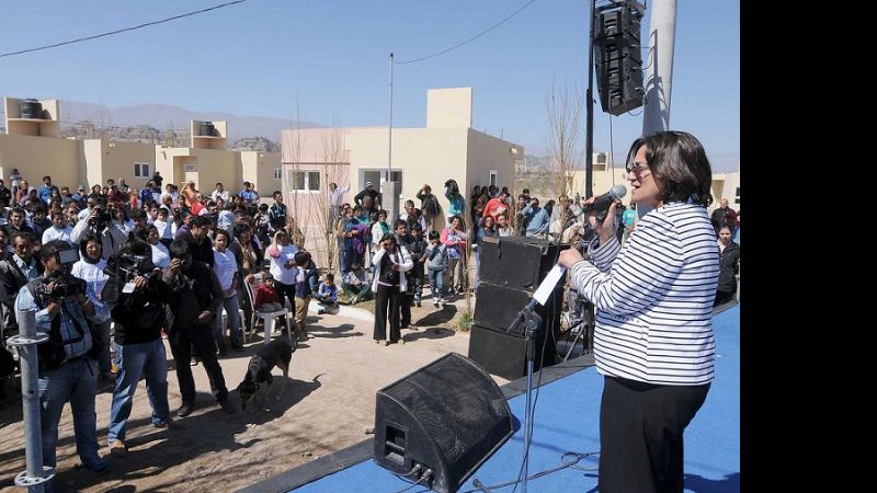 Lucía entregó flamantes viviendas a 30 familias santamarianas