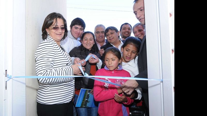 Lucía entregó flamantes viviendas a 30 familias santamarianas