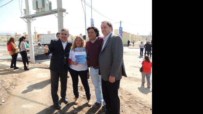 El Vicegobernador entregó viviendas en Valle Chico