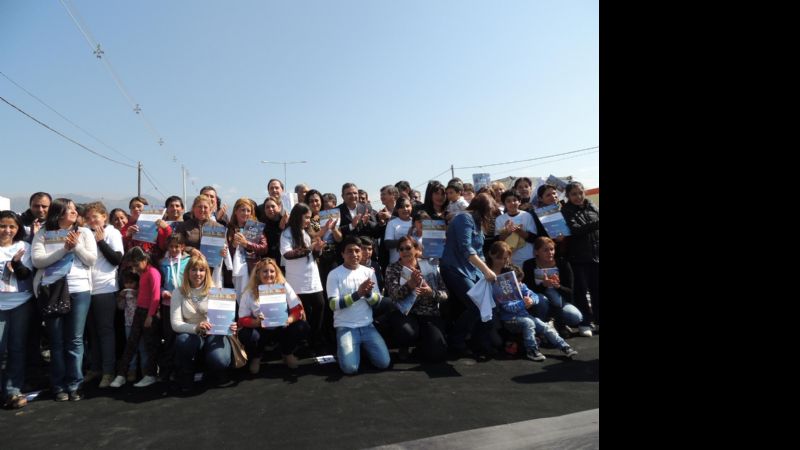 El Vicegobernador entregó viviendas en Valle Chico