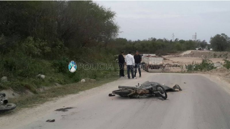 Motociclista falleció cuando pasó a un camión y chocó con una camioneta