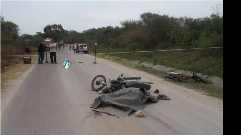 Motociclista falleció cuando pasó a un camión y chocó con una camioneta