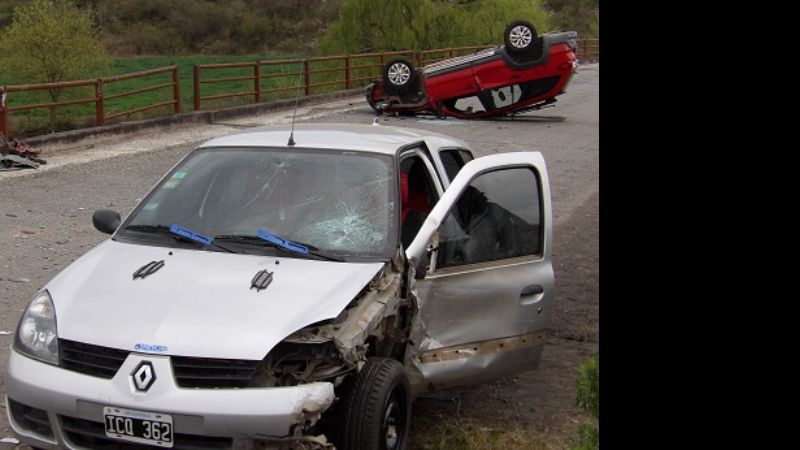 Un auto volcó tras un choque en Paclín