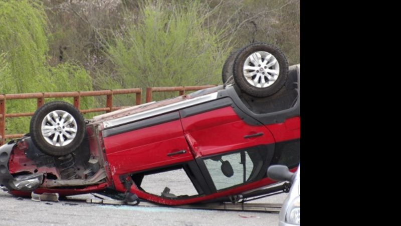Un auto volcó tras un choque en Paclín