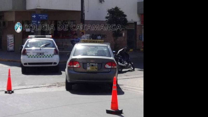 Una mujer y una niña accidentadas tras chocar contra un taxi
