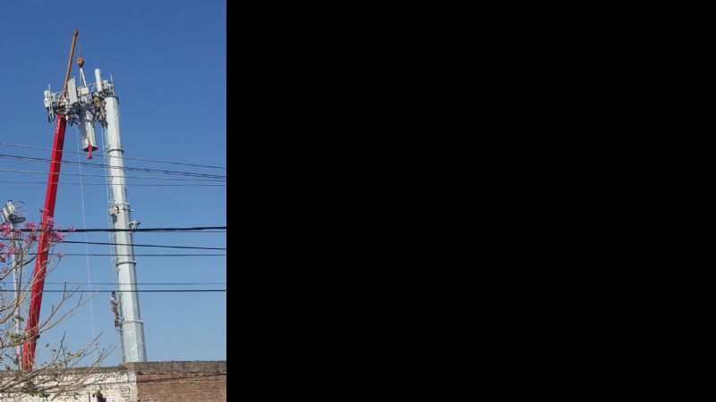 Por falta de permiso, desmantelan antena de Personal