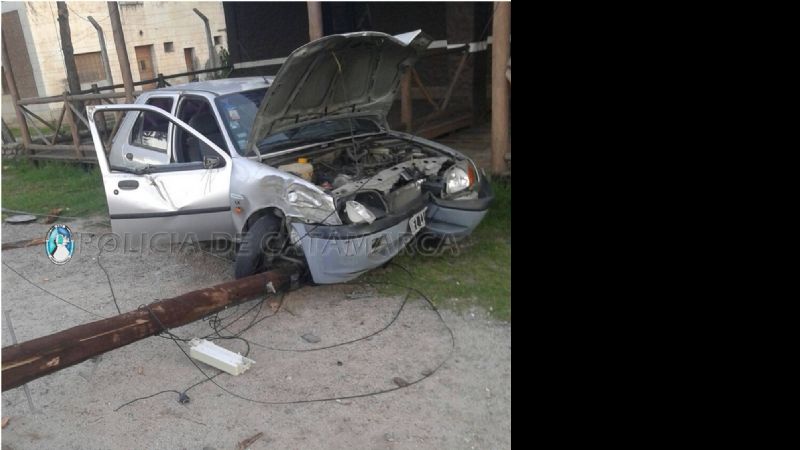Chocó contra un poste de teléfono