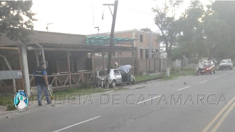 Chocó contra un poste de teléfono
