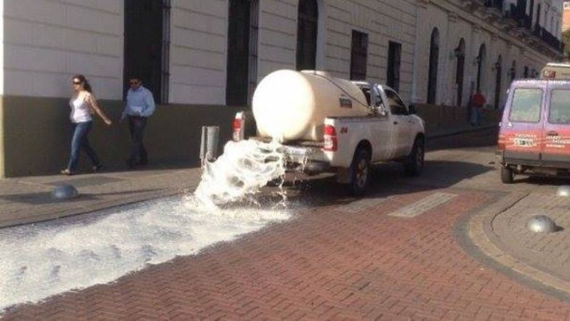 Tambero tiró la leche frente a Casa de Gobierno