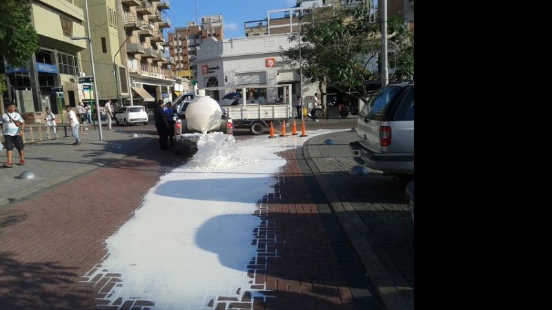 Tambero tiró la leche frente a Casa de Gobierno