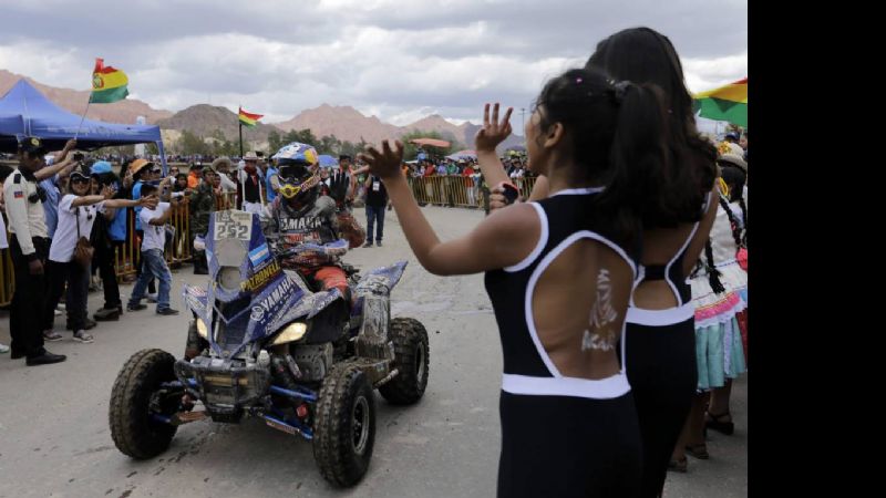 Catamarca le cae bien a Al Attiyah, mientras Loeb volcó y se complicó