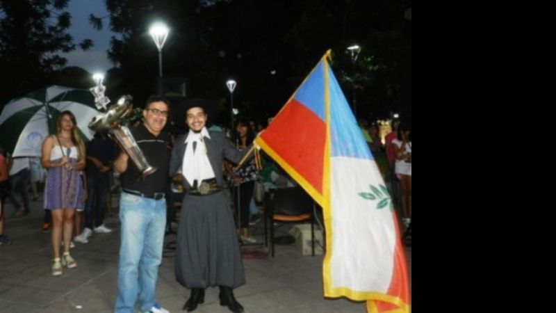 Jalil recibió a Fernando Desanti, campeón nacional de Malambo