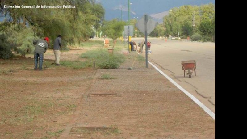 Trabajos de limpieza en el ingreso a Tinogasta
