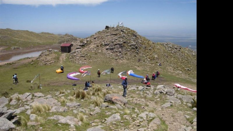 Merlo: murió una turista y un instructor al caer el parapente