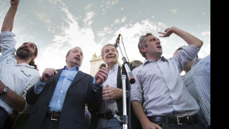 Masiva marcha en repudio al despido de Víctor Hugo Morales