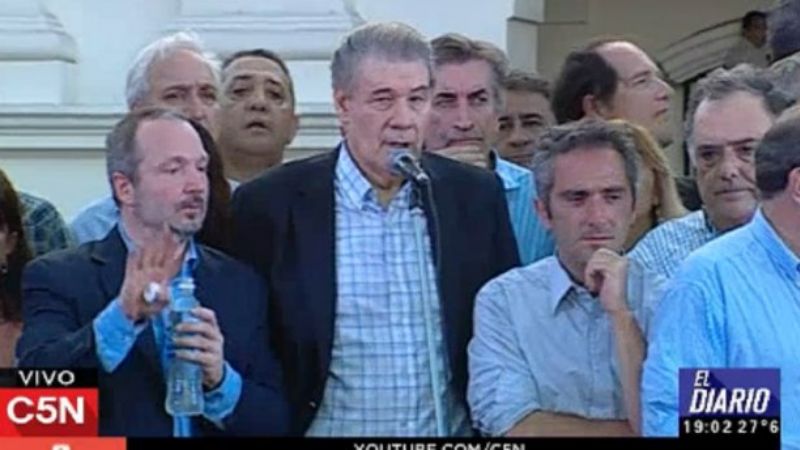 Masiva marcha en repudio al despido de Víctor Hugo Morales