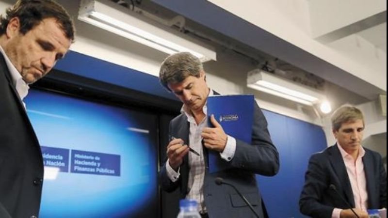 Prat-Gay: "Nos preocupa el aumento desmedido de algunos precios"