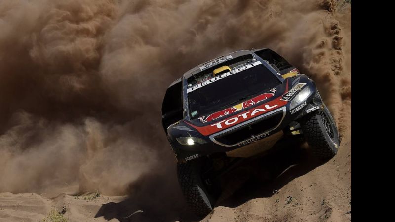 Peterhansel ganó la 10ma., aprovechando el karma de Sainz en Fiambalá