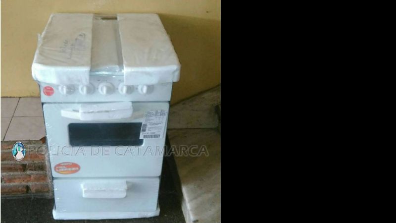 Encuentran una cocina embalada, en un descampado