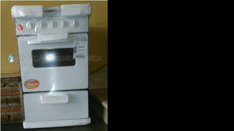 Encuentran una cocina embalada, en un descampado