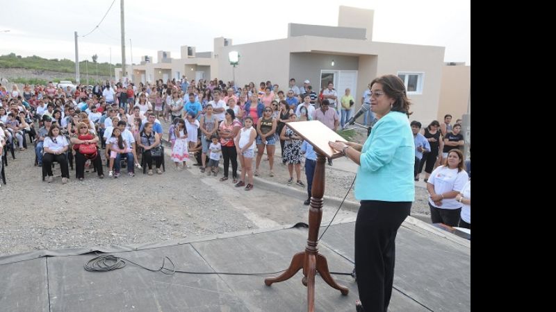 “Debemos ser una de las pocas provincias que en enero entrega viviendas”