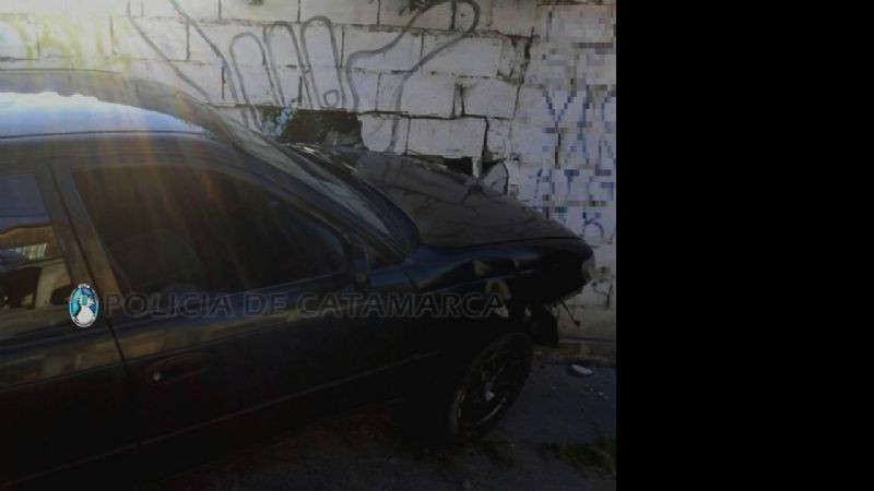 Perdió el control del auto y se estrelló contra una medianera