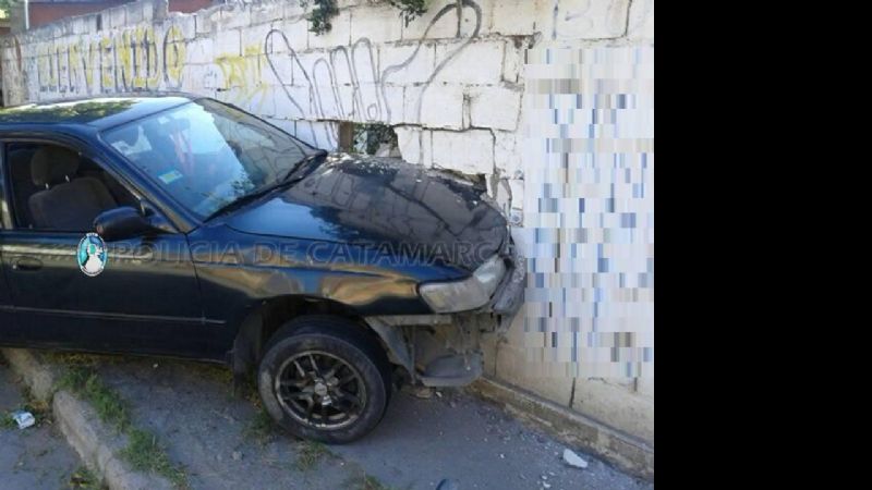 Perdió el control del auto y se estrelló contra una medianera