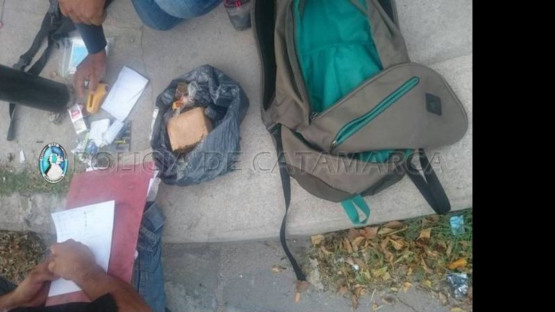 Los perseguía la policía y arrojaron una mochila con medio kilo de marihuana