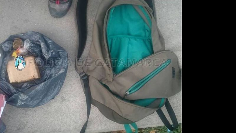 Los perseguía la policía y arrojaron una mochila con medio kilo de marihuana
