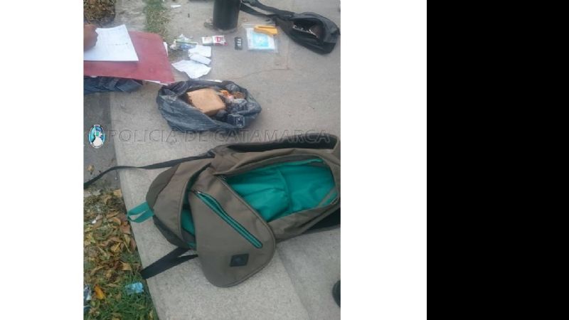 Los perseguía la policía y arrojaron una mochila con medio kilo de marihuana