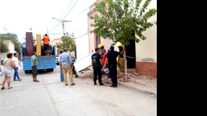 Cayó el techo de una antigua vivienda en pleno centro de Tinogasta